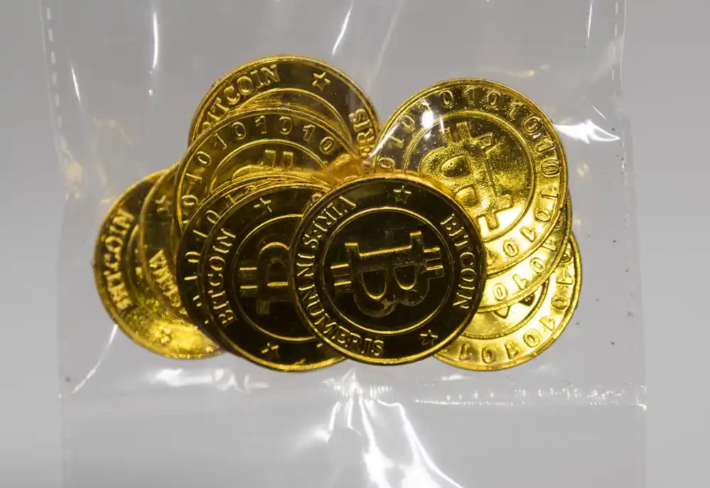 Münzen vakuumieren: Im Vakuum eingeschweisste Bitcoins